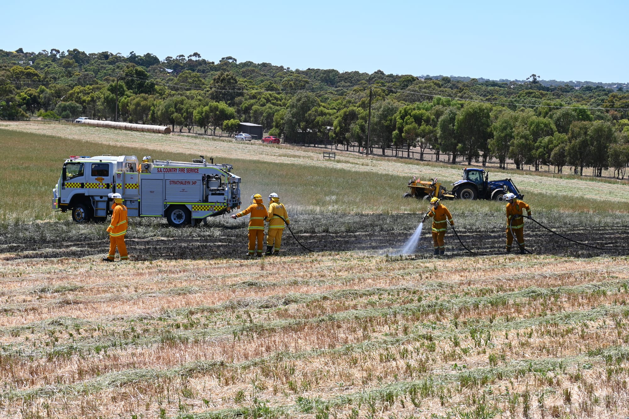 Emergency services contain Strathalbyn paddock fire
