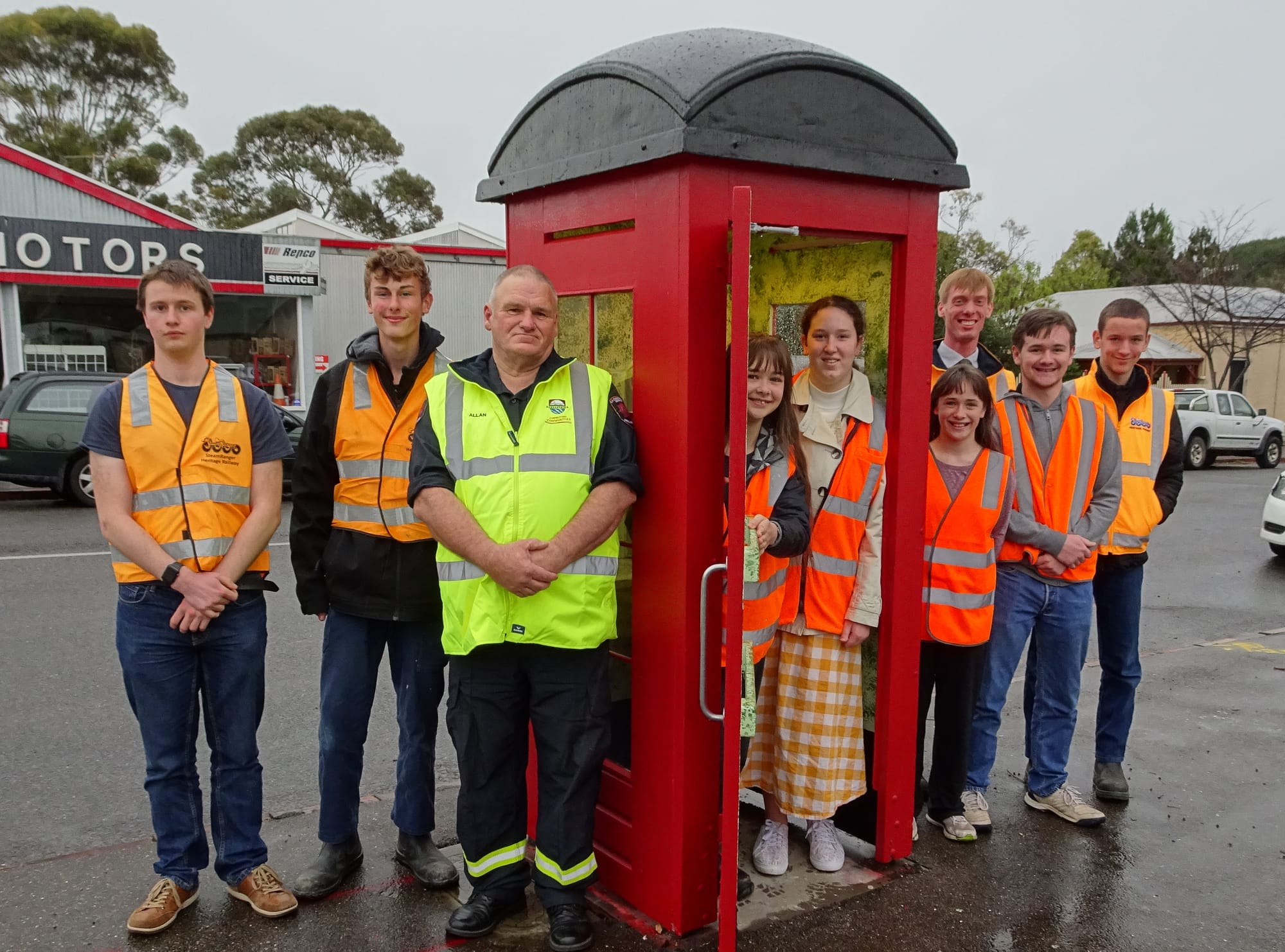 Volunteers restore iconic Strathalbyn red phone box on High Street