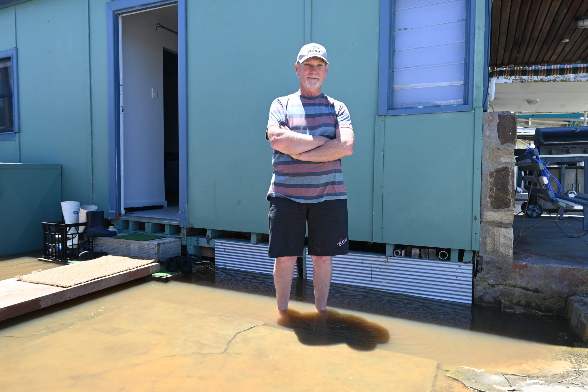 Milang community pulls together to save shacks as floodwaters rise