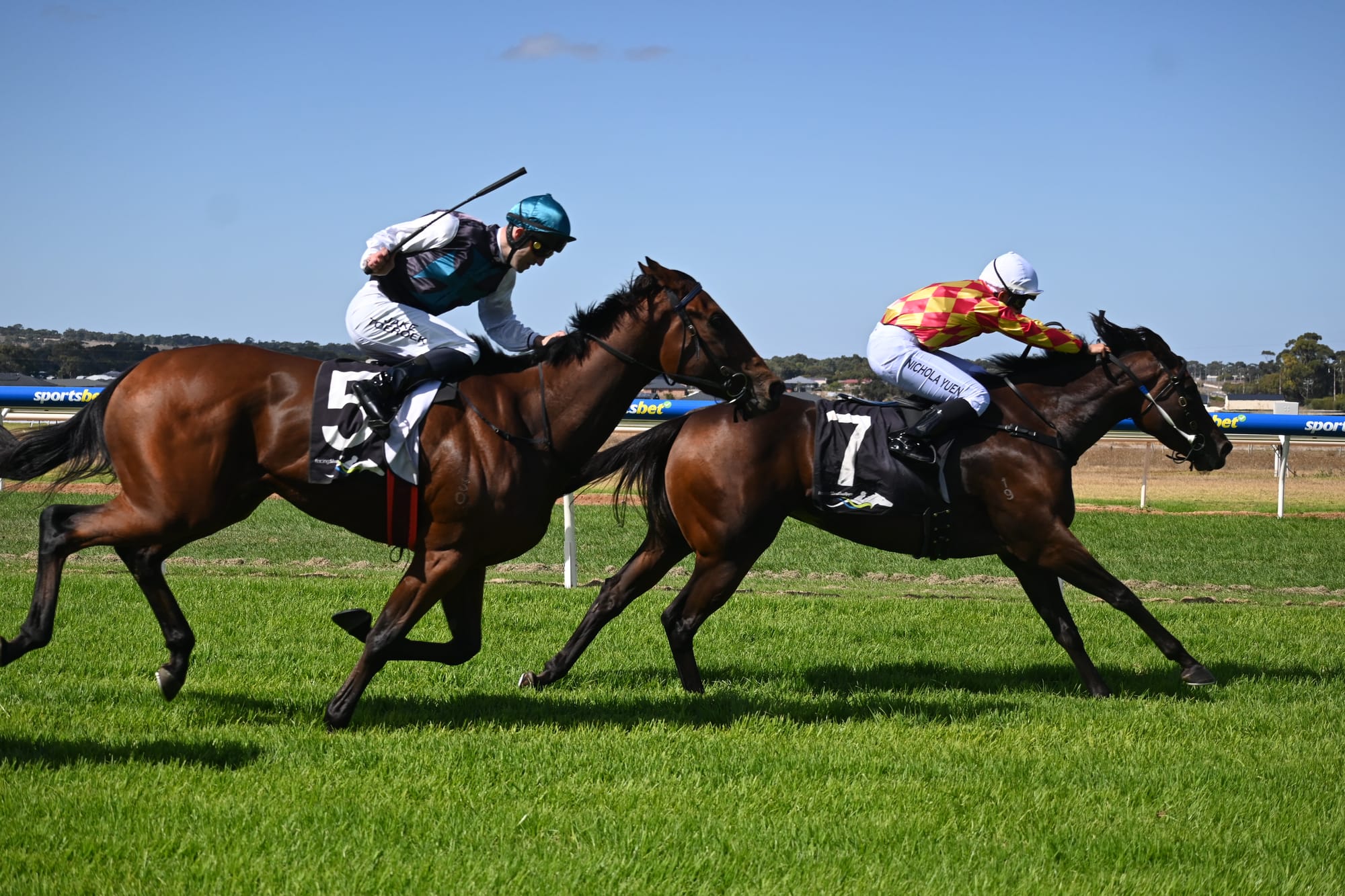 Warm weather graces Strathalbyn race day