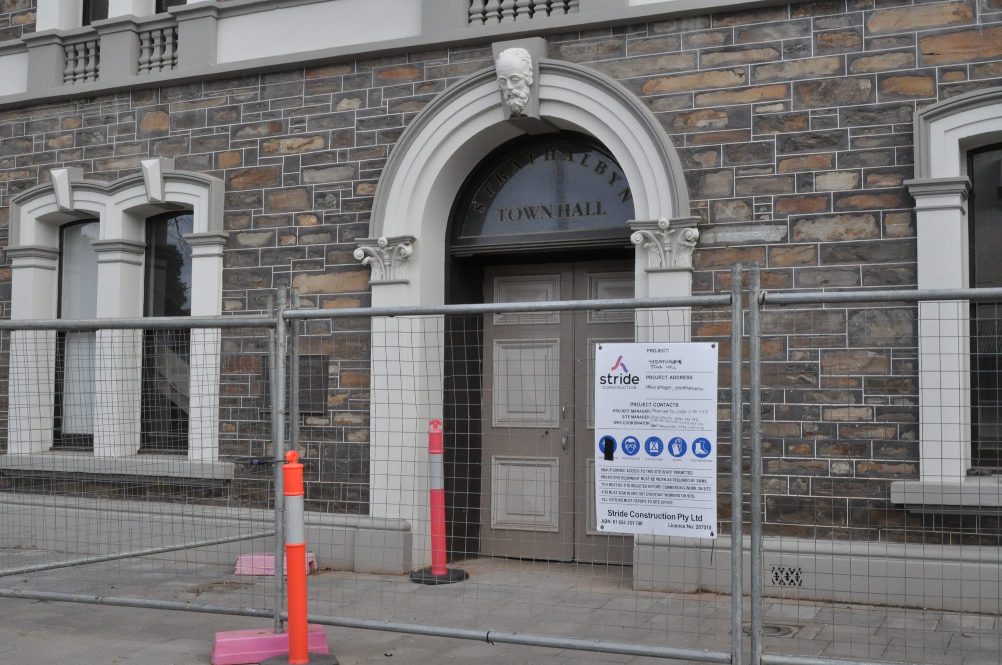 New woes for Strathalbyn Town Hall as builder halts works