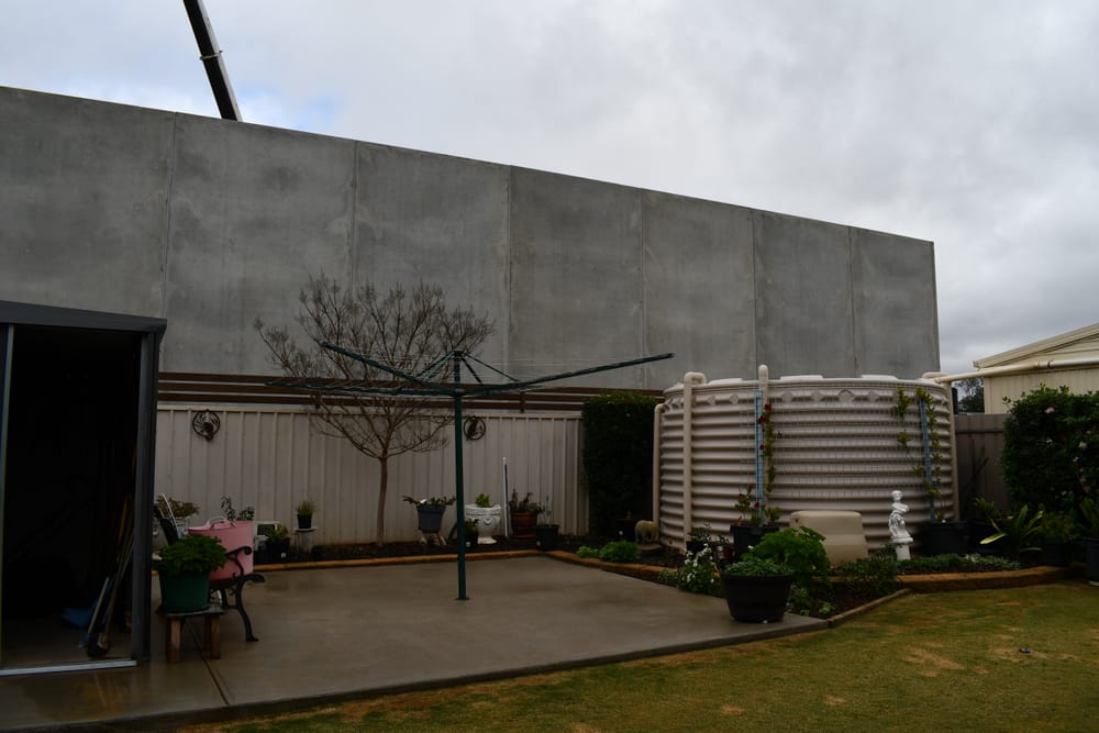 Strathalbyn street left ‘disappointed’ over concrete fence post image