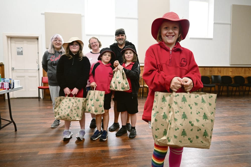 Students donate to local pantry post image