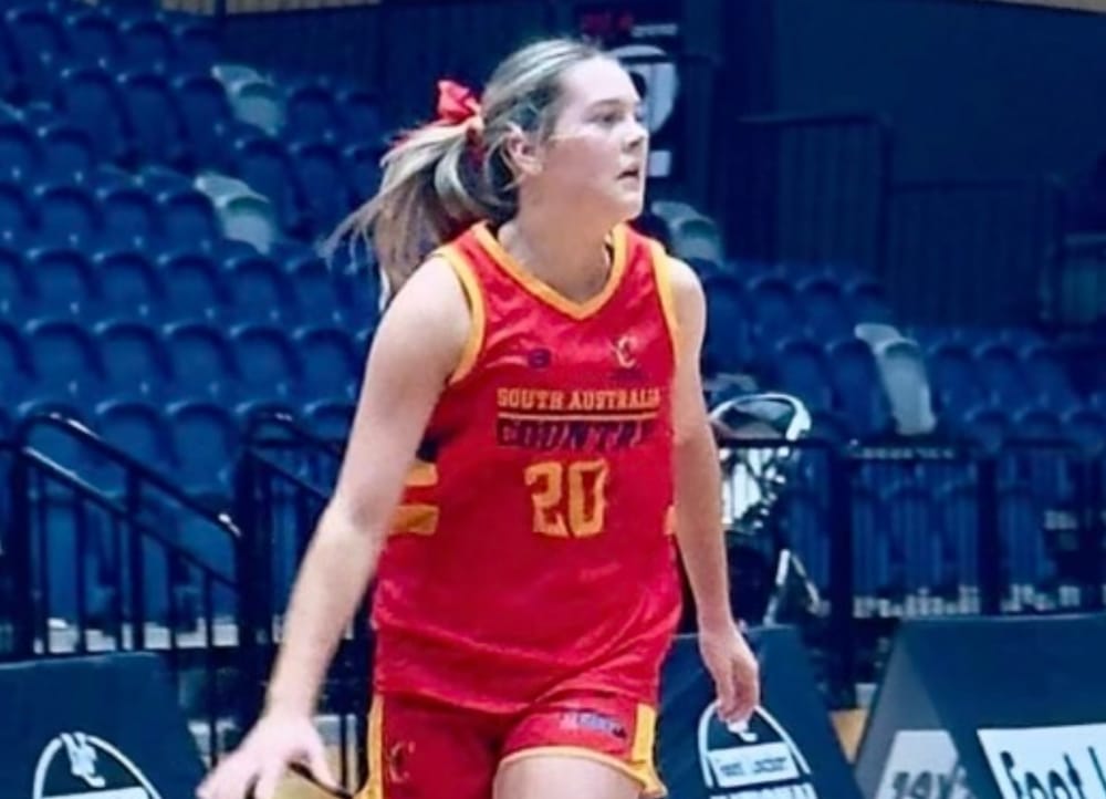 Daisy eyes green and gold post image