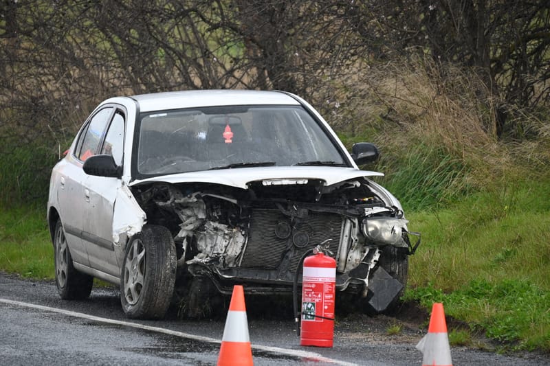 Car smashes into guard rail at Sandergrove post image